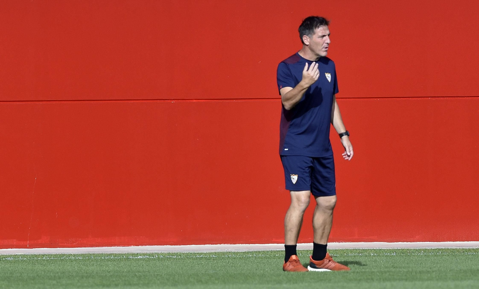 Eduardo Berizzo realiza una indicación a alguien en el entrenamiento.