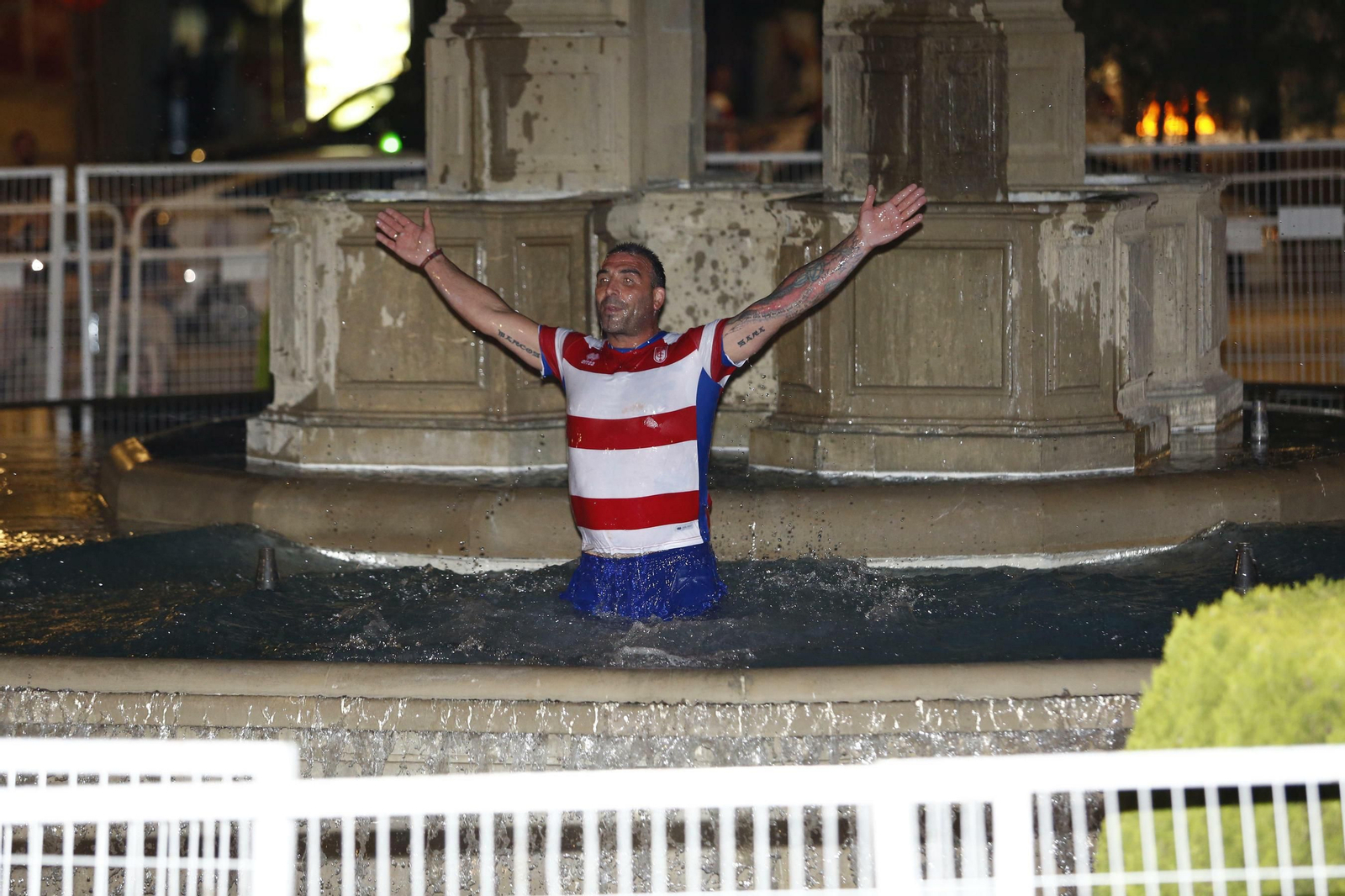 Las mejores imágenes de cómo Granada celebró el ascenso en la Fuente de las Batallas