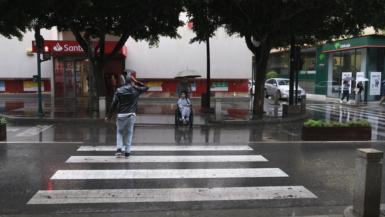 Los almerienses expresan su alegría por la lluvia