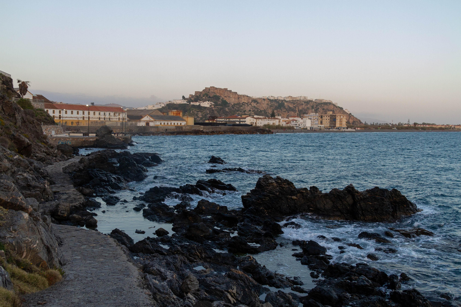 La ampliación de un sendero junto al mar y un mirador transparente, los nuevos proyectos de Salobreña