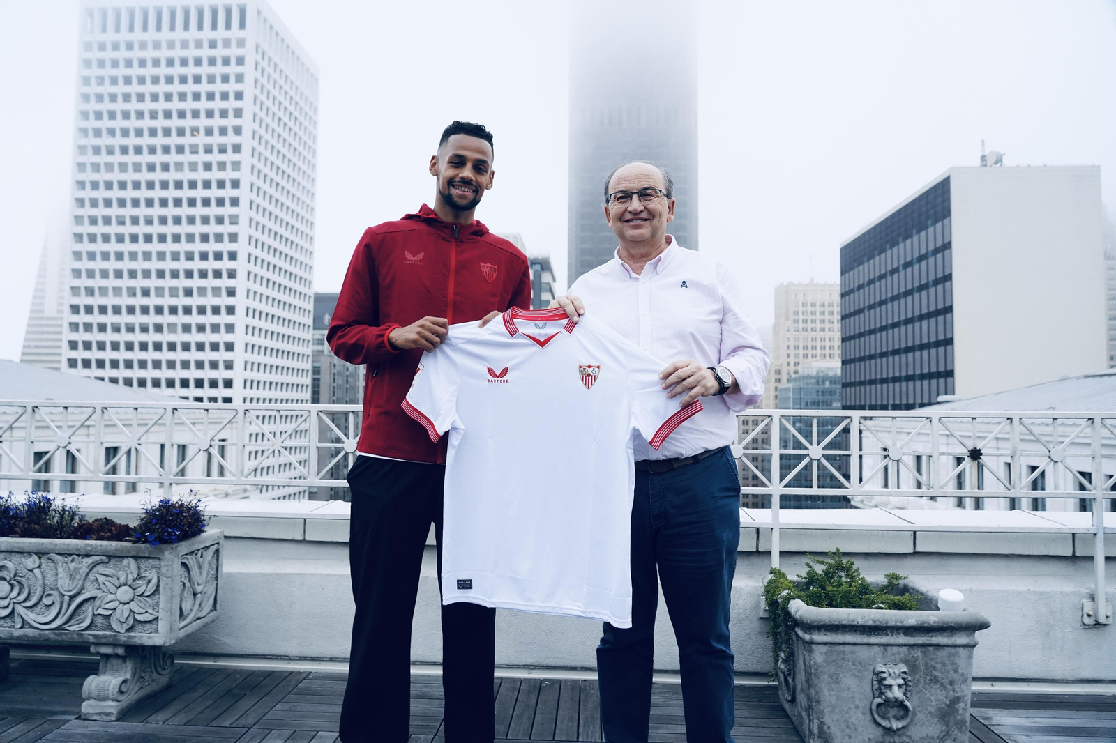 Djibril Sow posa junto a José Castro desde el hotel de concentración de San Francisco.