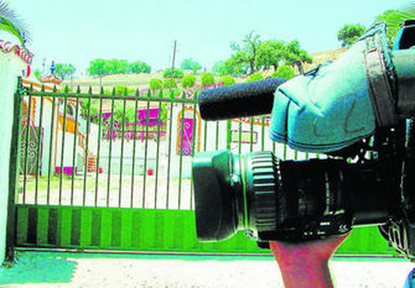 Una cámara de televisión en el exterior de la finca 'Ambiciones', en una imagen de archivo.