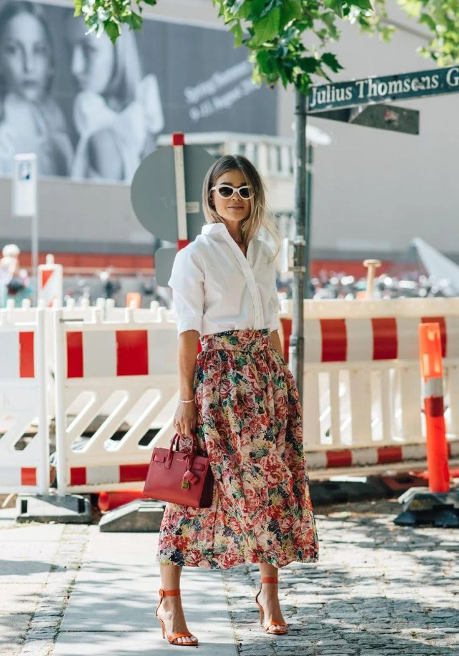 La clave de un estilismo romántico es combinar una falda de flores con vuelo y una blusa que enmarque y ajuste la cintura.