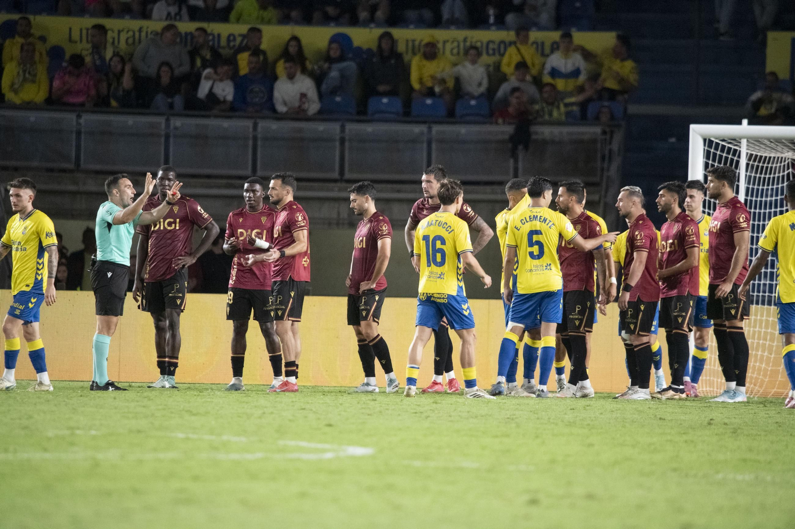 Un instante del partido Las Palmas-Cádiz.