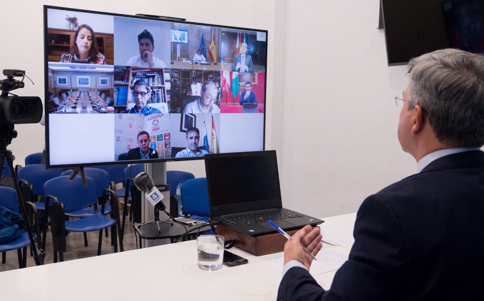 El vicepresidente de la FEMP, José María García Urbano, en una reunión telemática.