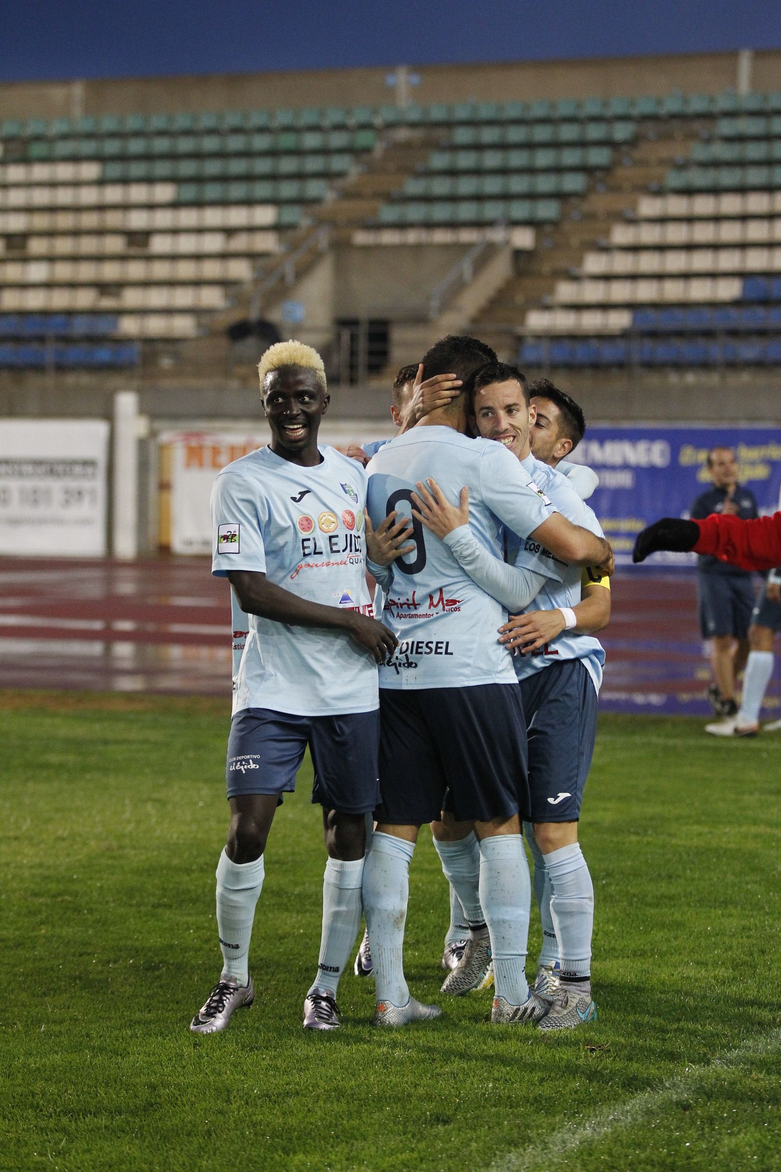 Jugadores del conjunto ejidense hacen piña para celebrar un gol.