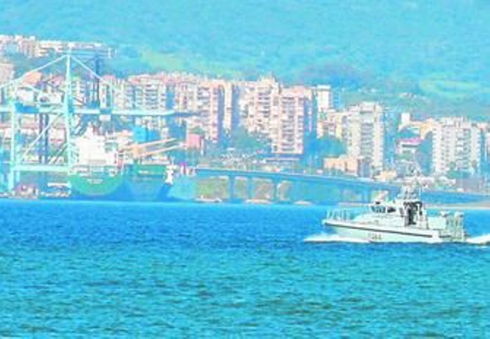 Una embarcación del Ministerio de Defensa en Gibraltar, en aguas españolas.
