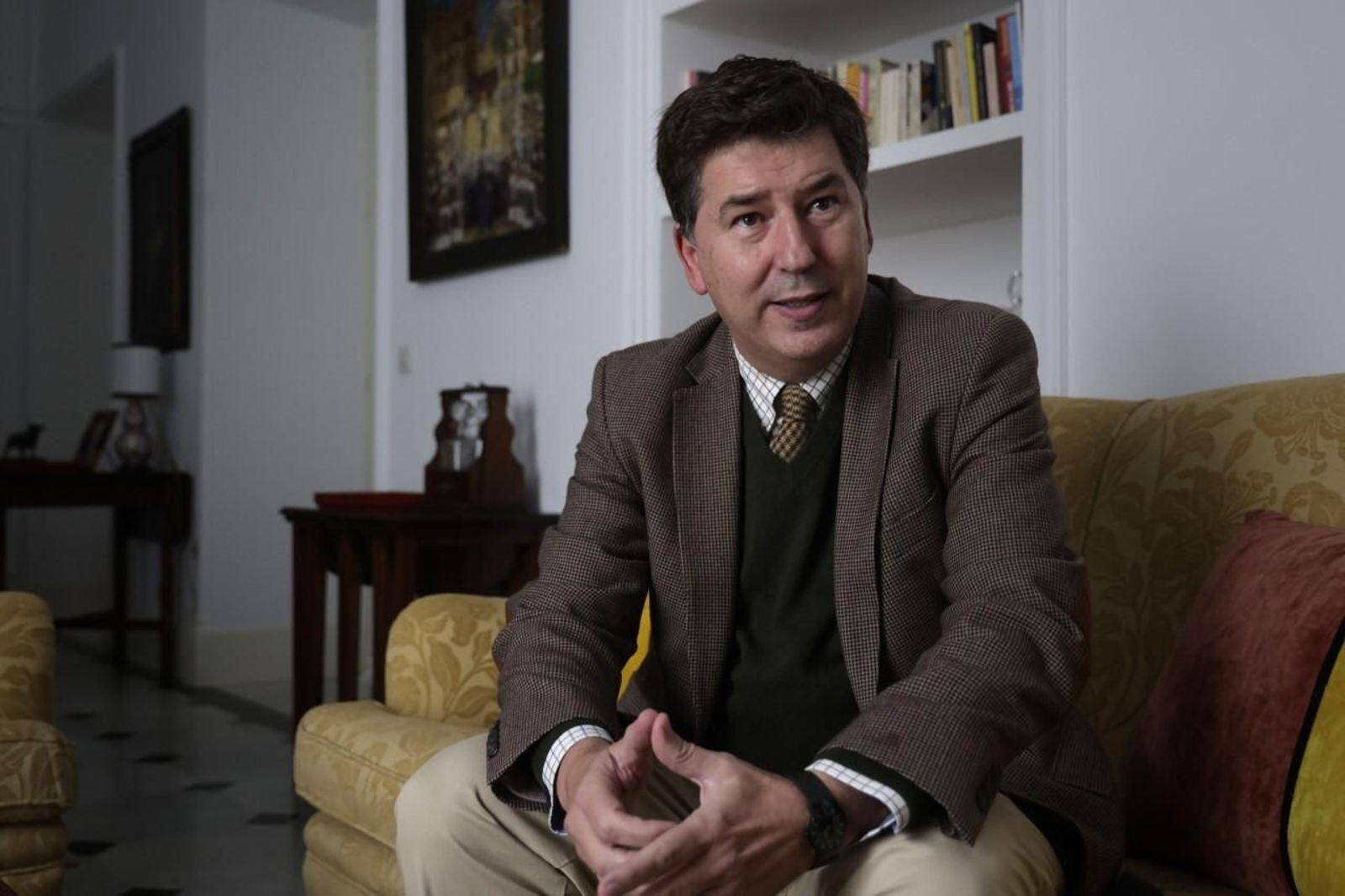 Eduardo Osborne, en su casa, durante la entrevista.