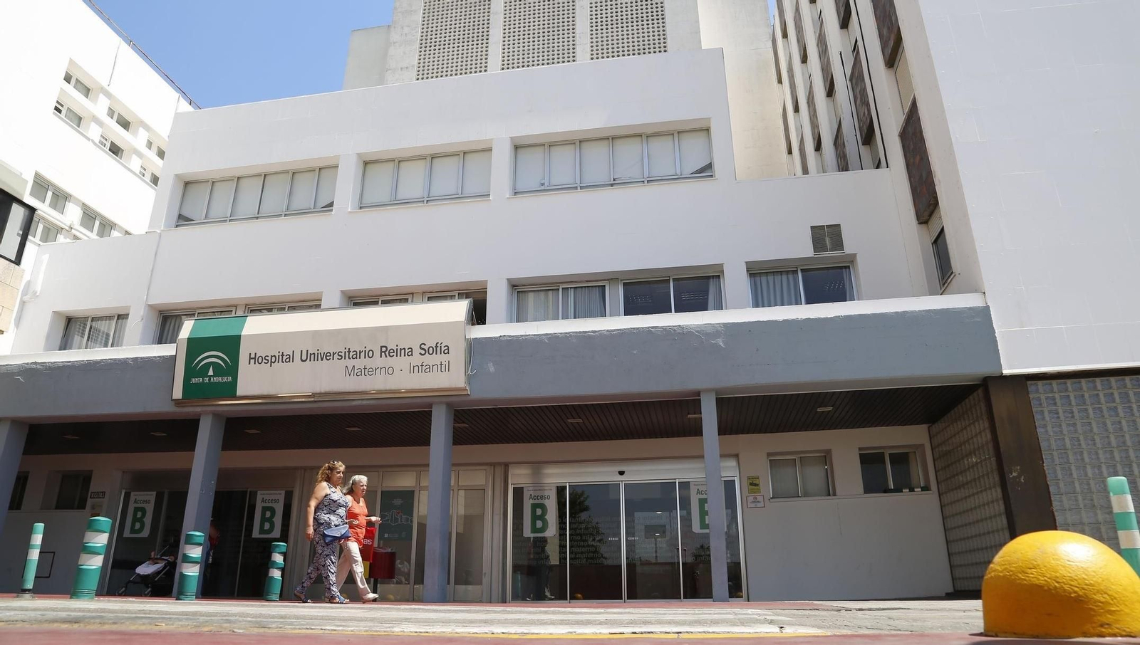 Acceso al Materno Infantil del Hospital Universitario Reina Sofía.