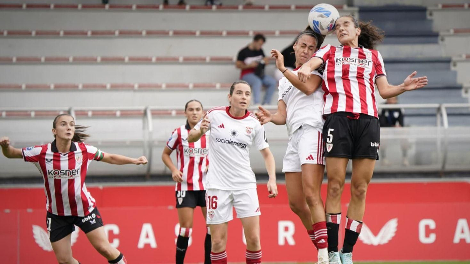 Una jugadora del Sevilla ouga con una rival por un balón aéreo.