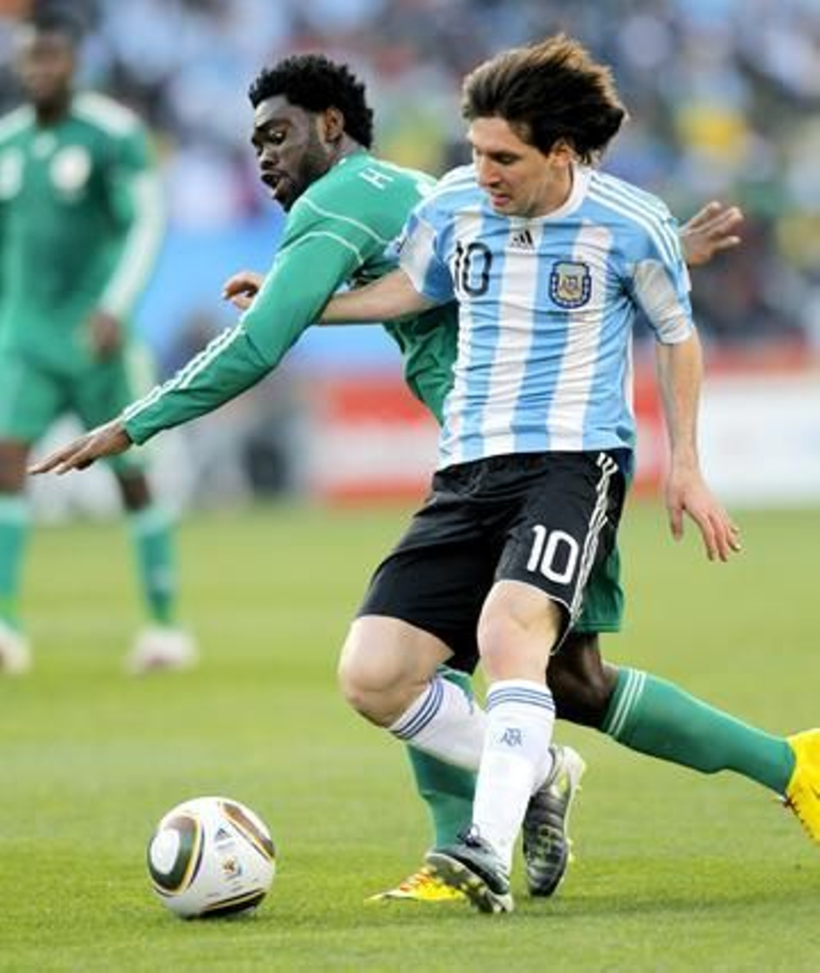 Argentina debuta con victoria ante Nigeria gracias a un solitario gol de Heinze. / EFE