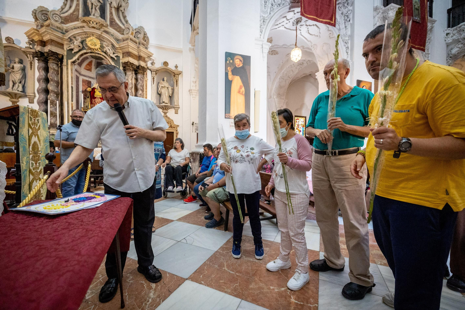 Los niños entregan los tradicionales nardos a la Patrona