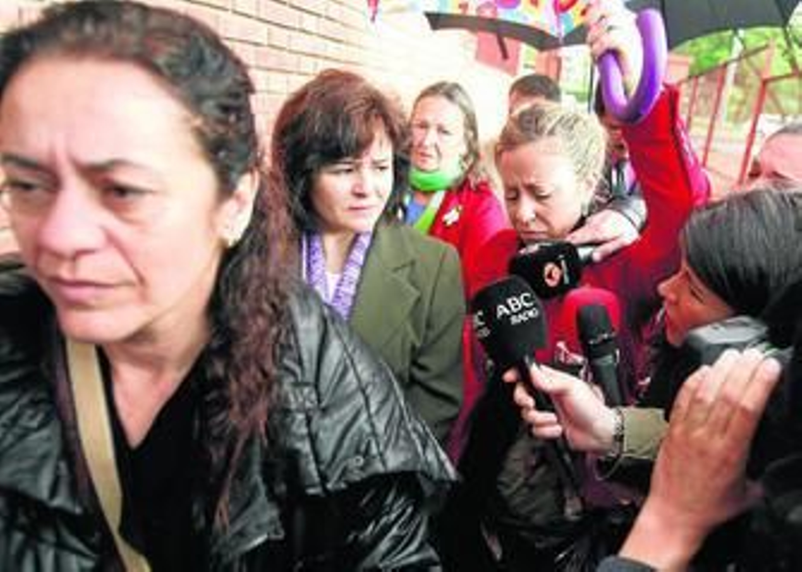 Reposo Carrero (en primer plano), junto a Ruth Ortiz, durante una visita a los juzgados de Córdoba.