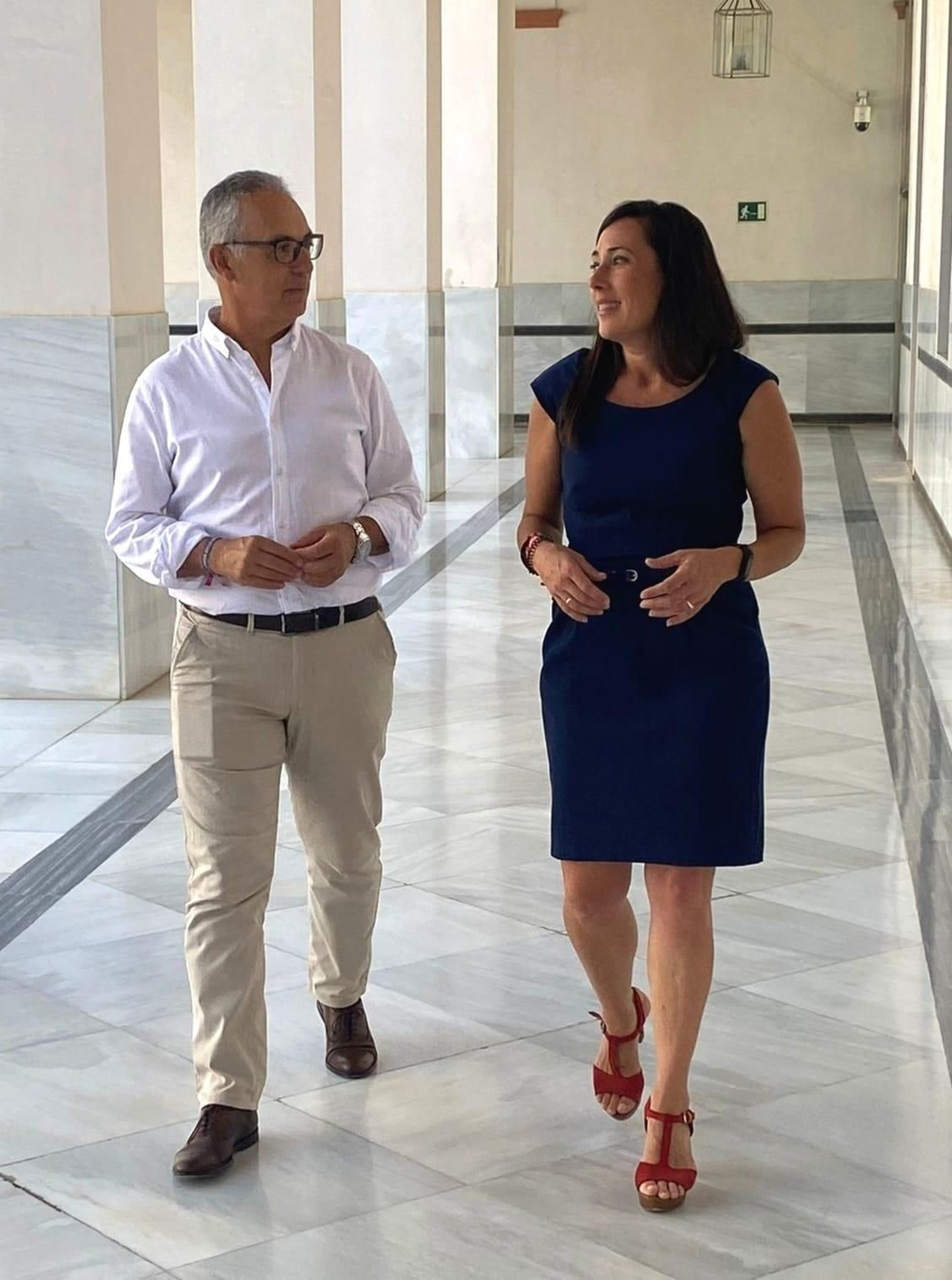 Juan Lozano y Rocío Arrabal,  en uno de los patios del Parlamento de Andalucía.