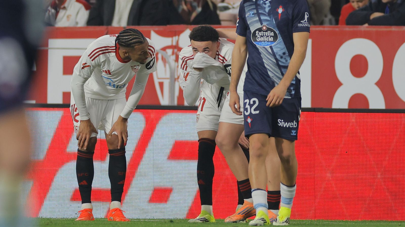 Rubén Vargas habla con Djibril Sow tras lesionarse durante el Sevilla-Celta