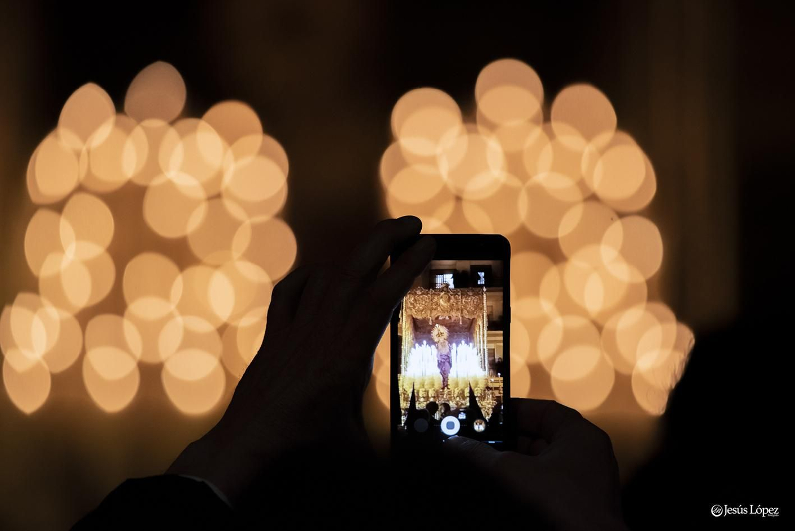 El palio de la Virgen de las Angustias (Los Gitanos) a través de un móvil.