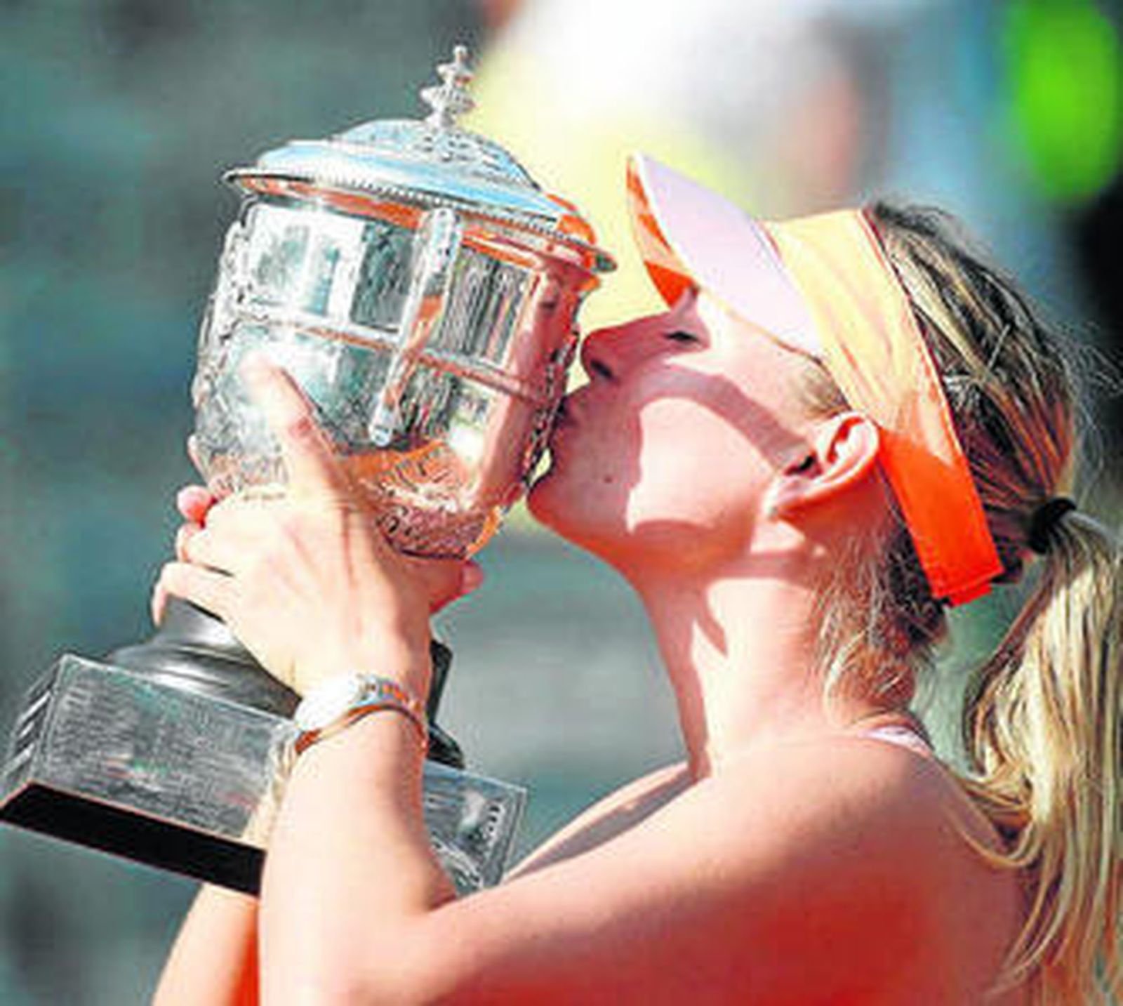 Maria Sharapova besa el trofeo de Roland Garros.