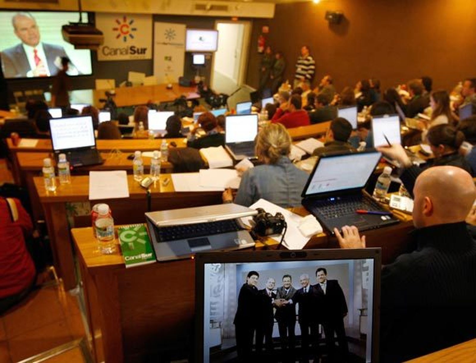 Un centenar de periodistas siguen la grabación del debate a cuatro