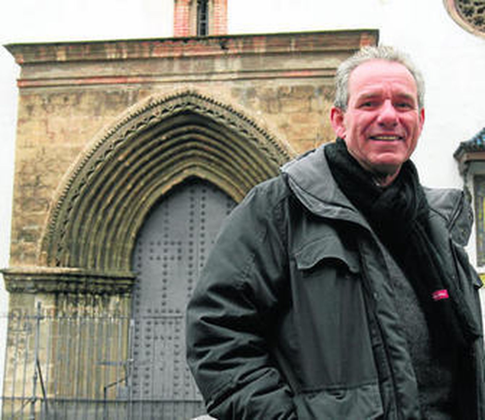 Juan Mas, en la portada mudéjar de Ómnium Sanctórum de la que hoy sale el Carmen Doloroso.