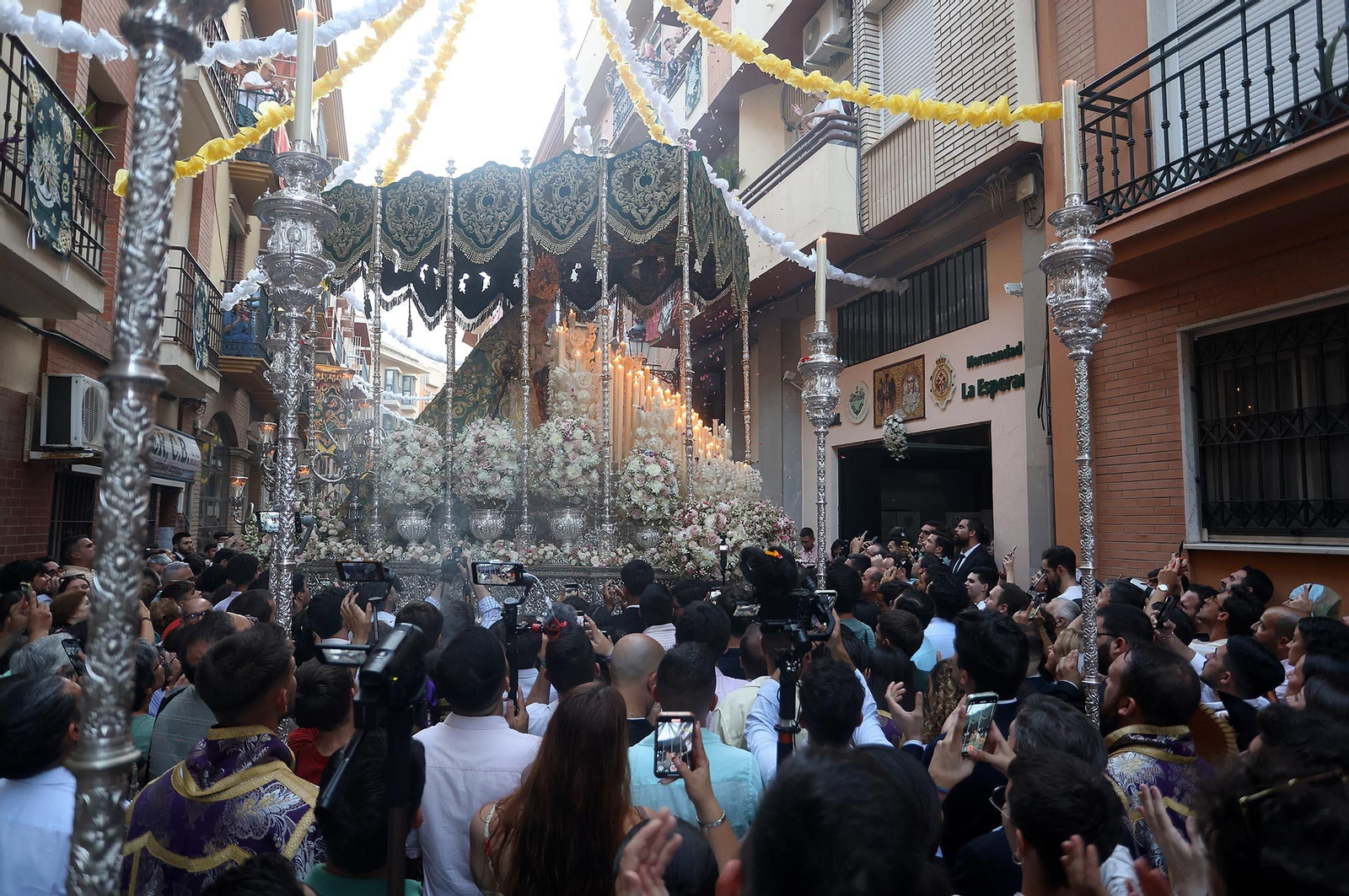 Imágenes de la procesión extraordinaria de la Virgen de la Esperanza por las calles de Huelva