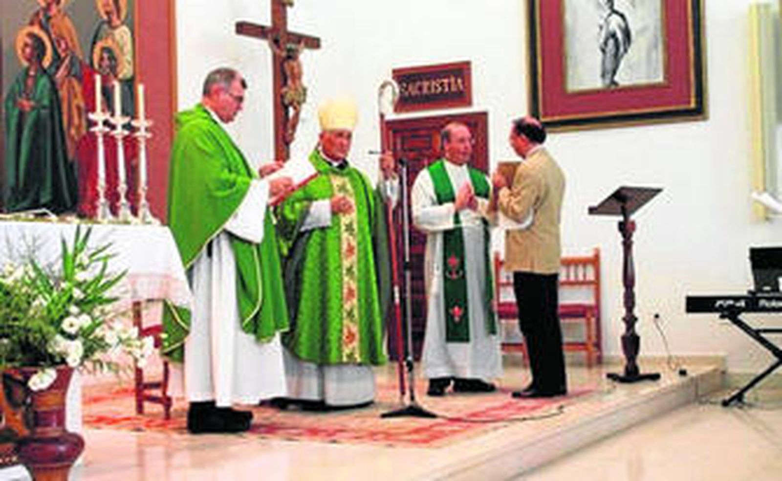 Una imagen del acto de toma de posesión del sacerdote Antonio Diufaín Mora como nuevo párroco de Valdelagrana.