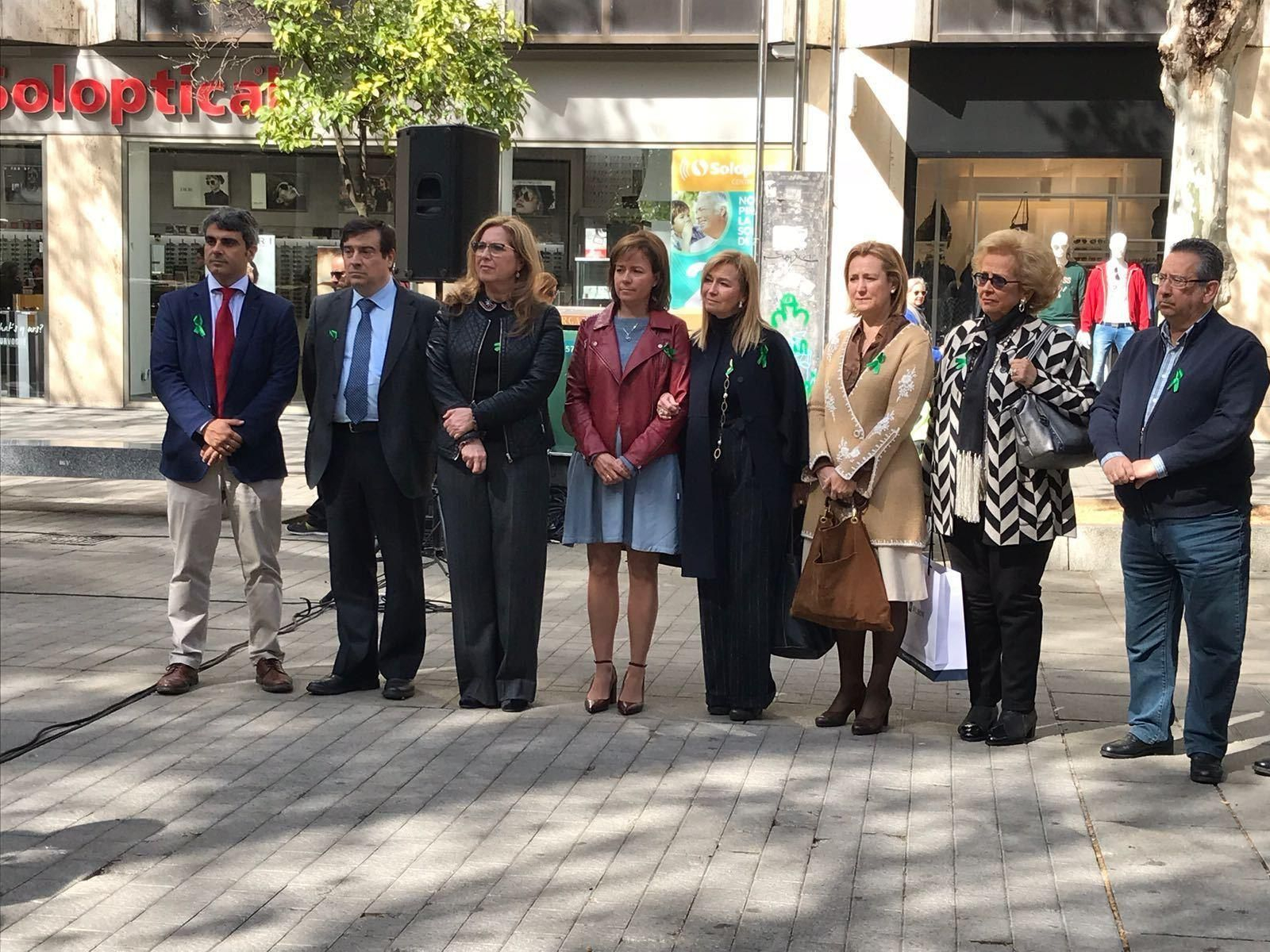 Representantes institucionales y sanitarios, ayer en el bulevar del Gran Capitán. Representantes institucionales y sanitarios, ayer en el bulevar del Gran Capitán.