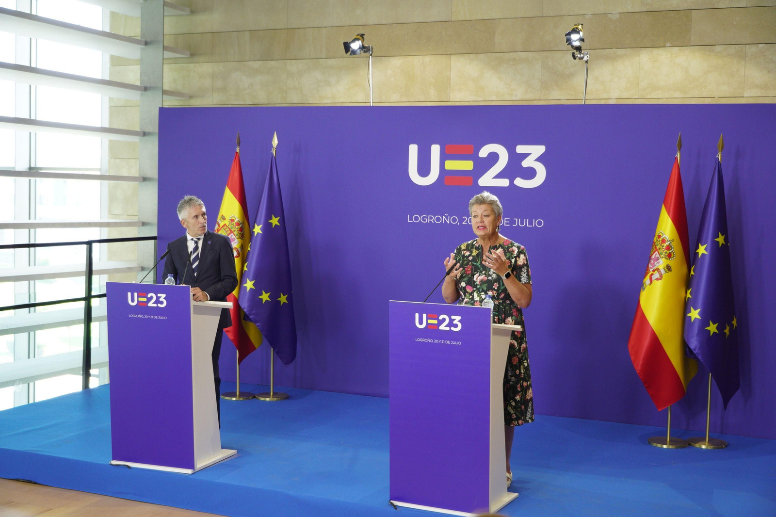 El ministro español del Interior, Fernando Grande Marlaska, y la comisaría europea de Asuntos de Interior, Ylva Johansson, durante la rueda de prensa en Logroño.