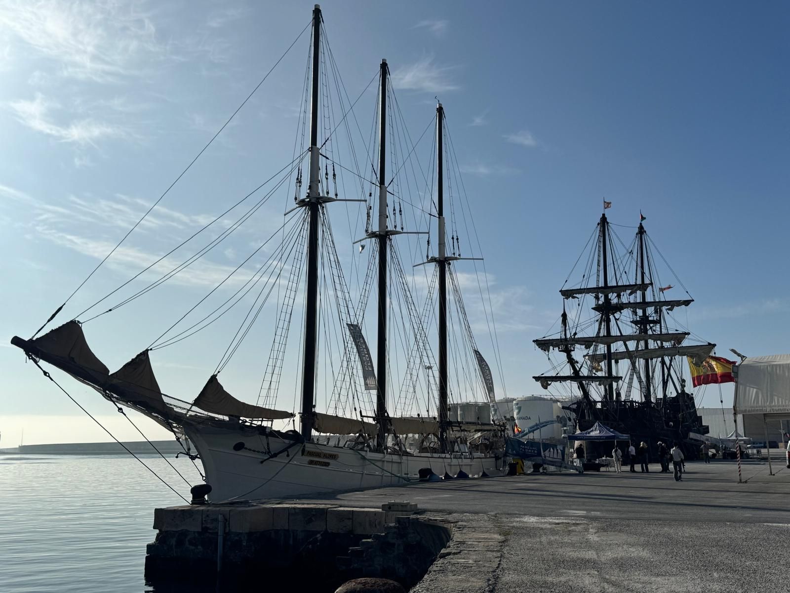 El Pascual Flores y el Galeón de Andalucía en el puerto de Motril