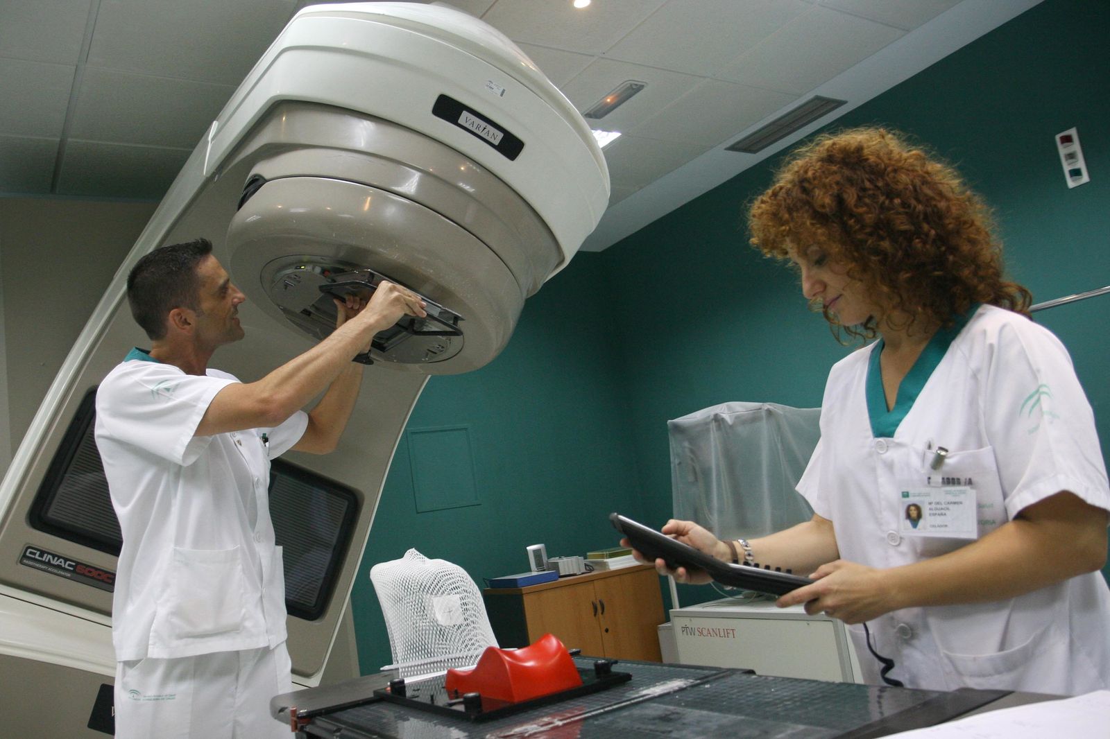 Un paciente se somete a una sesión de radioterapia.