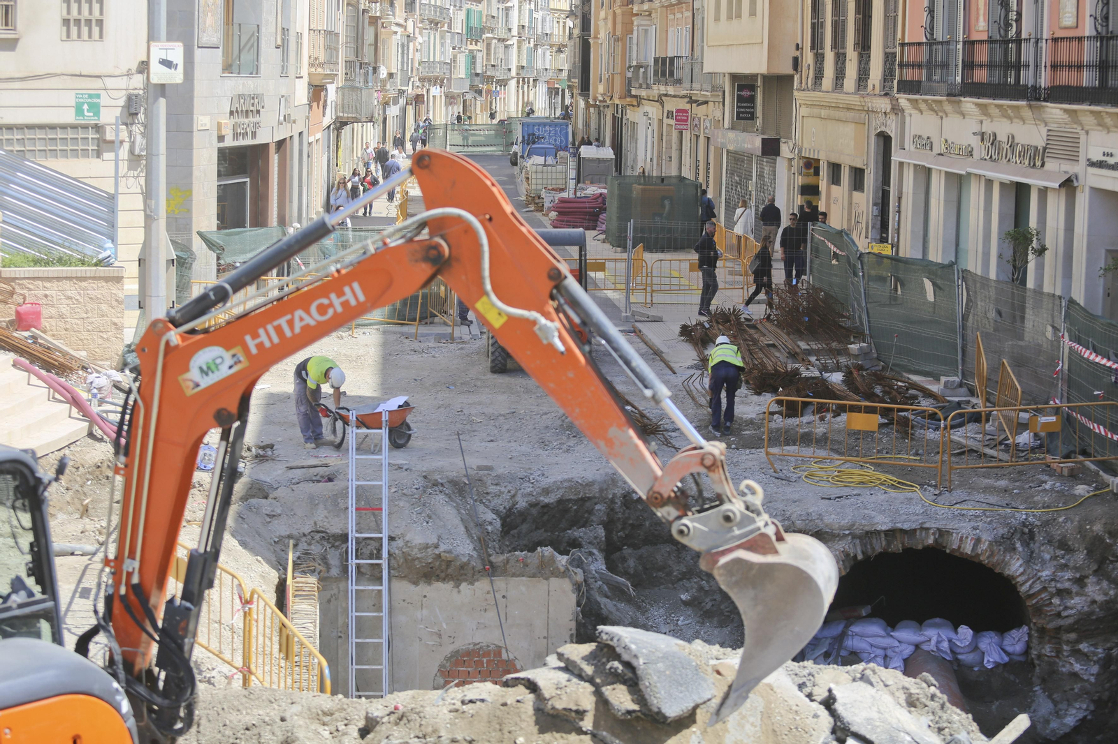 Operarios trabajando en las obras de calle Carretería, situada en el Centro Histórico de la capital malagueña. Operarios trabajando en las obras de calle Carretería, situada en el Centro Histórico de la capital malagueña.