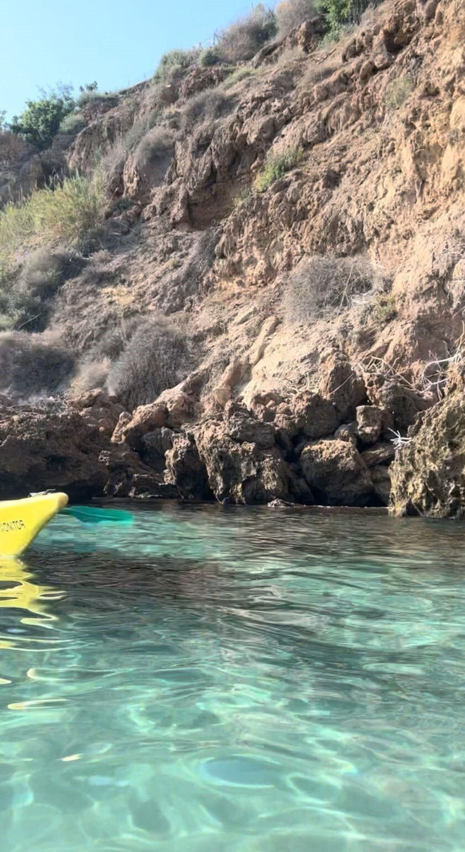 Una ruta en kayak por cuevas y acantilados a dos horas de Algeciras.