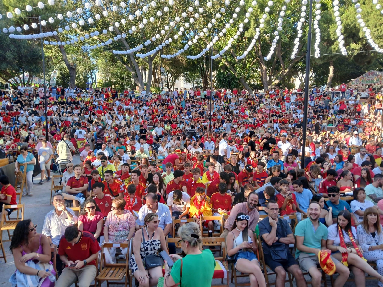 Así se ha vivido el triunfo de España desde la Feria de San Fernando: búscate en las imágenes