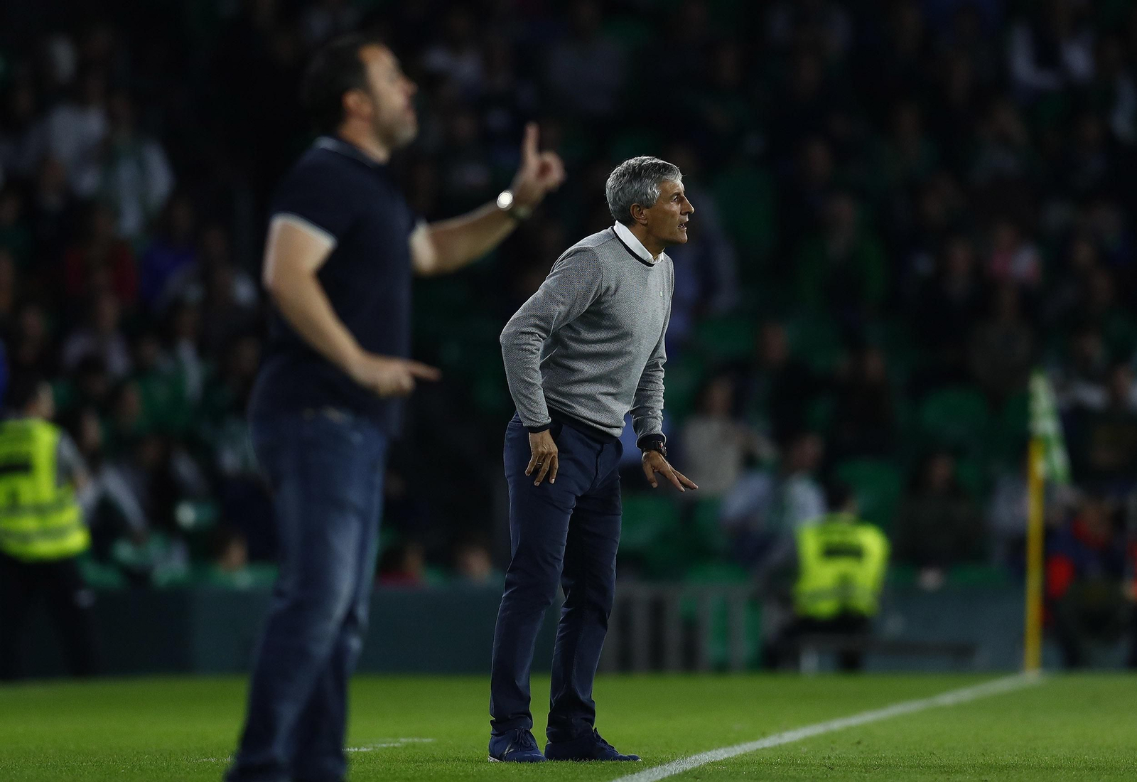 Quique Setién da instrucciones a sus jugadores como hace también el técnico del Valladolid, Sergio González.