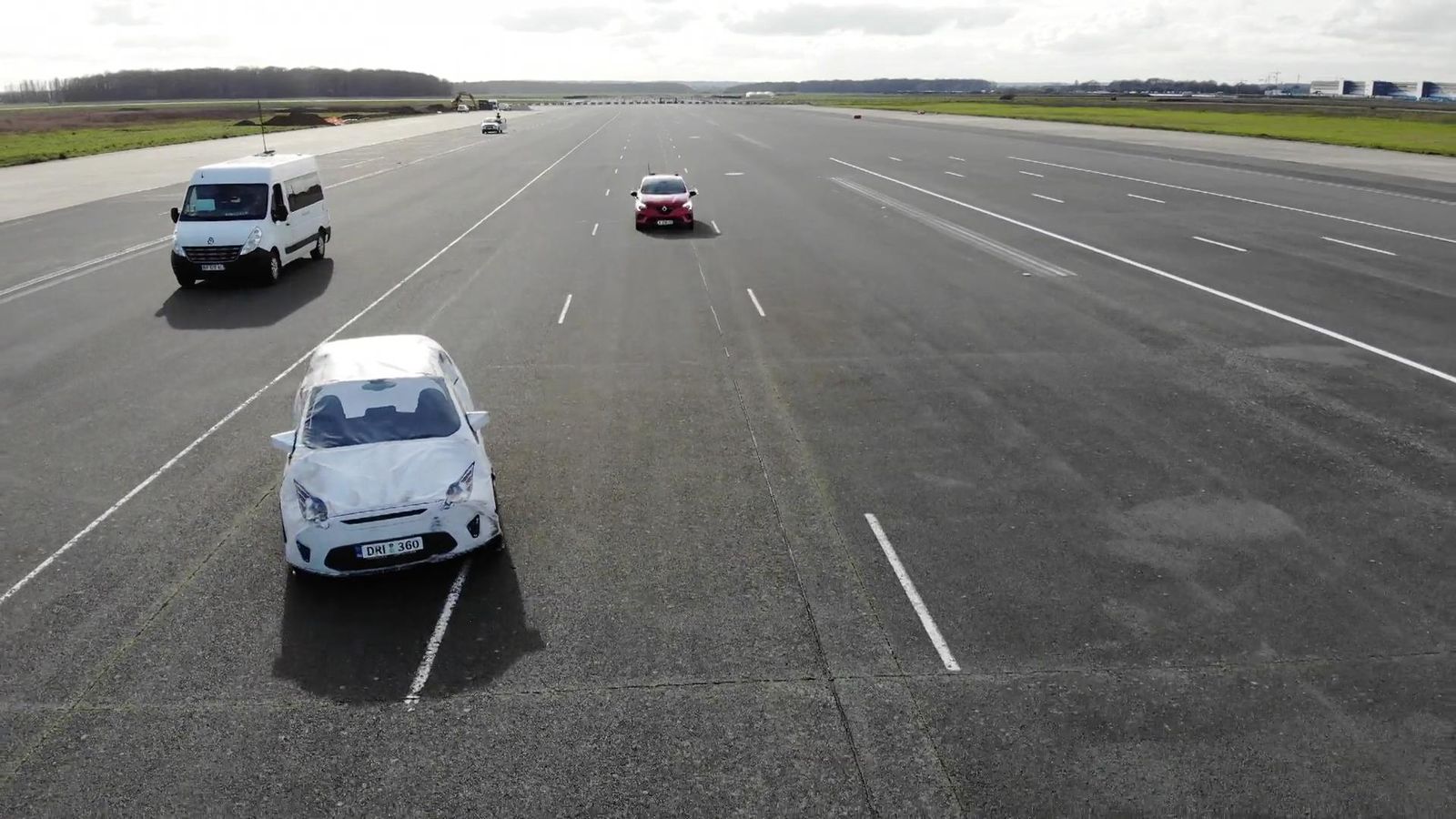 Las calificaciones tienen en cuenta, por ejemplo, la reacción de los sistemas ante la irrupción de vehículos en el carril por el que se está circulando.