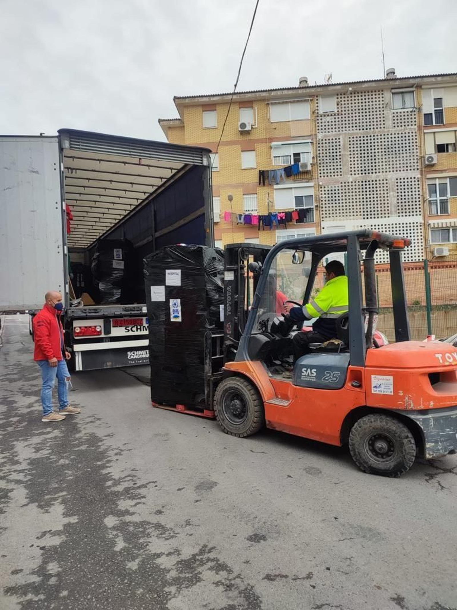 Carga del camión con destino a Ucrania desde Huelva.