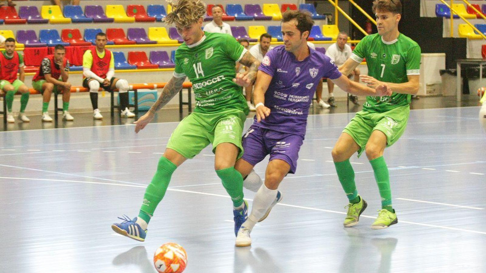 Pablo del Moral presiona a un rival antequerano.