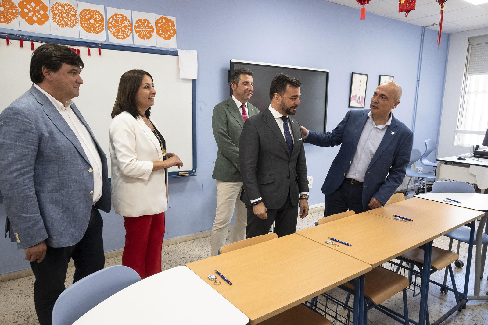 Manuel Alejandro Cardente en el Aula Confucio del IES Diego de Guzmán con el director del centro, Álvaro Burgos, Estella Villalba y Gabriel Cruz.