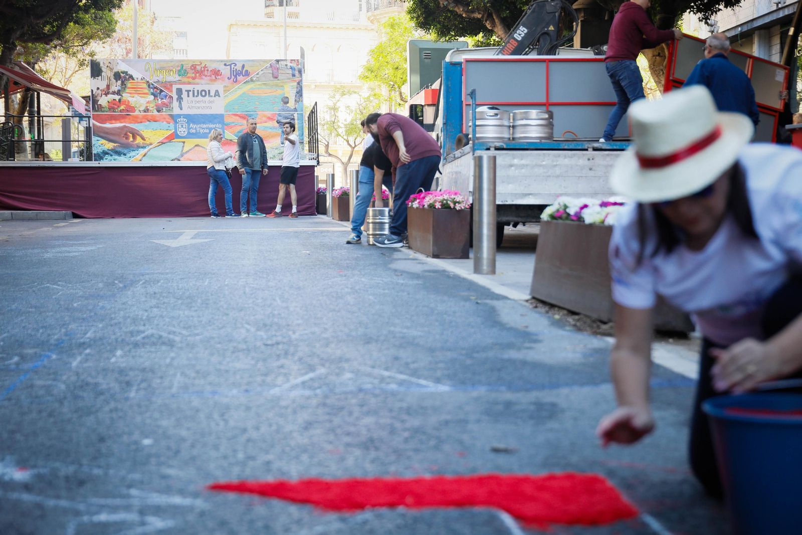 Así es la alfombra de serrín de 60 metros en el Paseo de Almería, en imágenes.