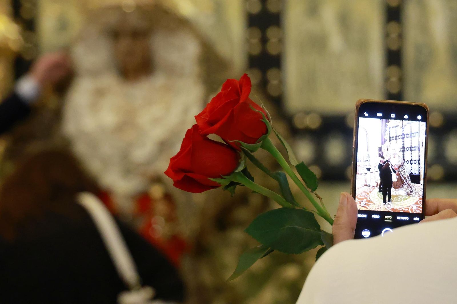 La Esperanza de Málaga ya reposa en la Catedral para recibir culto, en imágenes