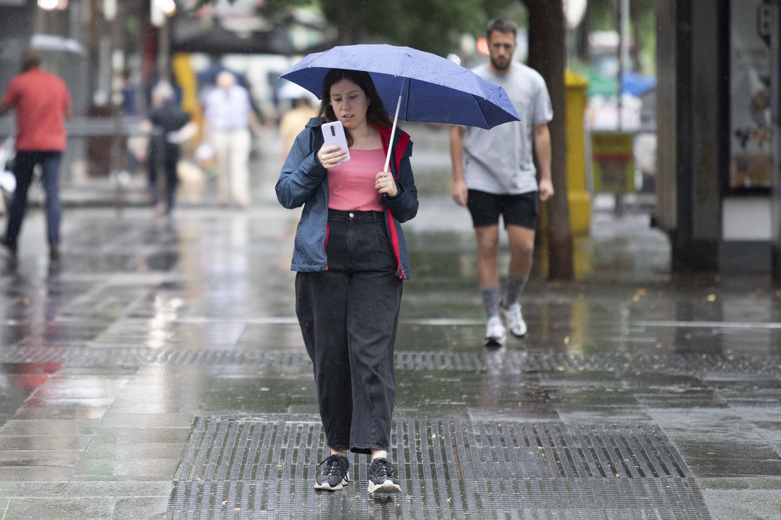 Granada da la bienvenida a un verano pasado por agua