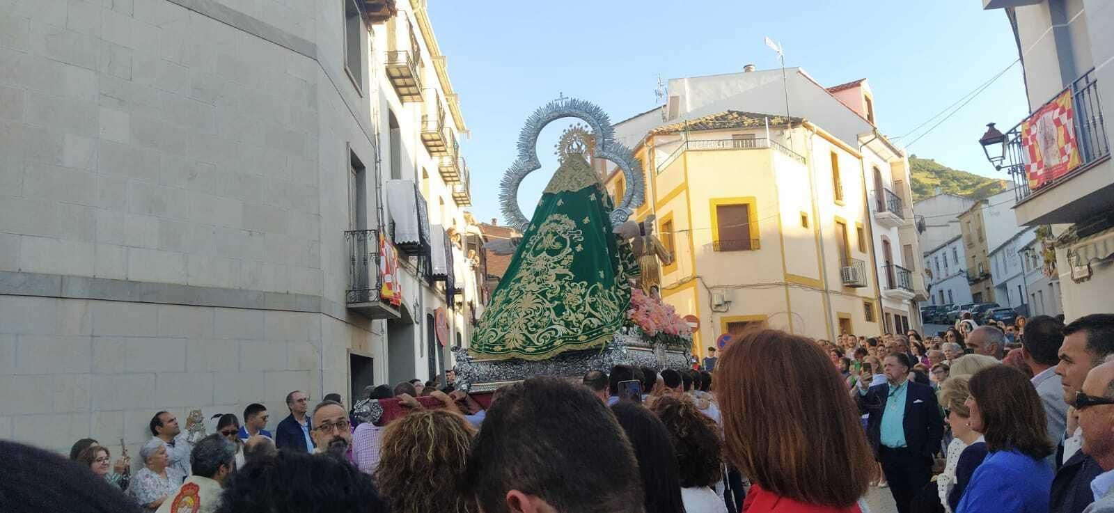 En imágenes: La patrona de Santisteban procesiona y renueva su mayordomía otro Pascuamayo