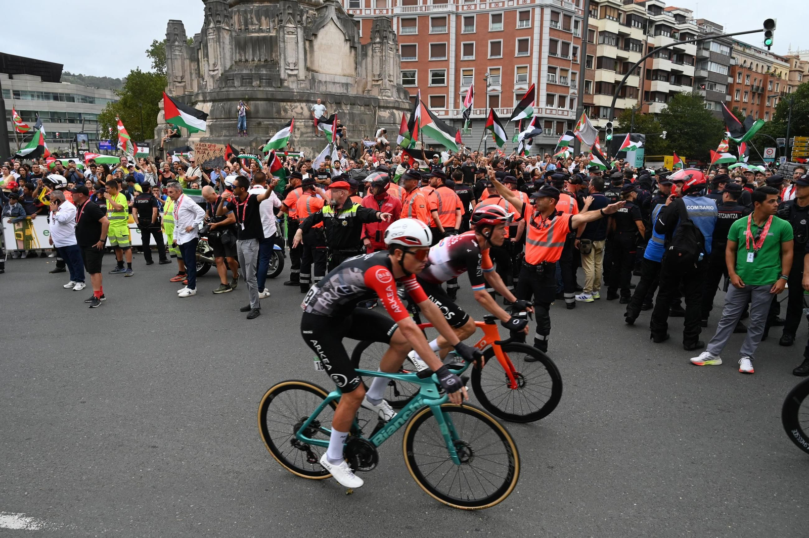 Las fotos de la Vuelta a España con el lío de la suspensión en Bilbao | Etapa 11