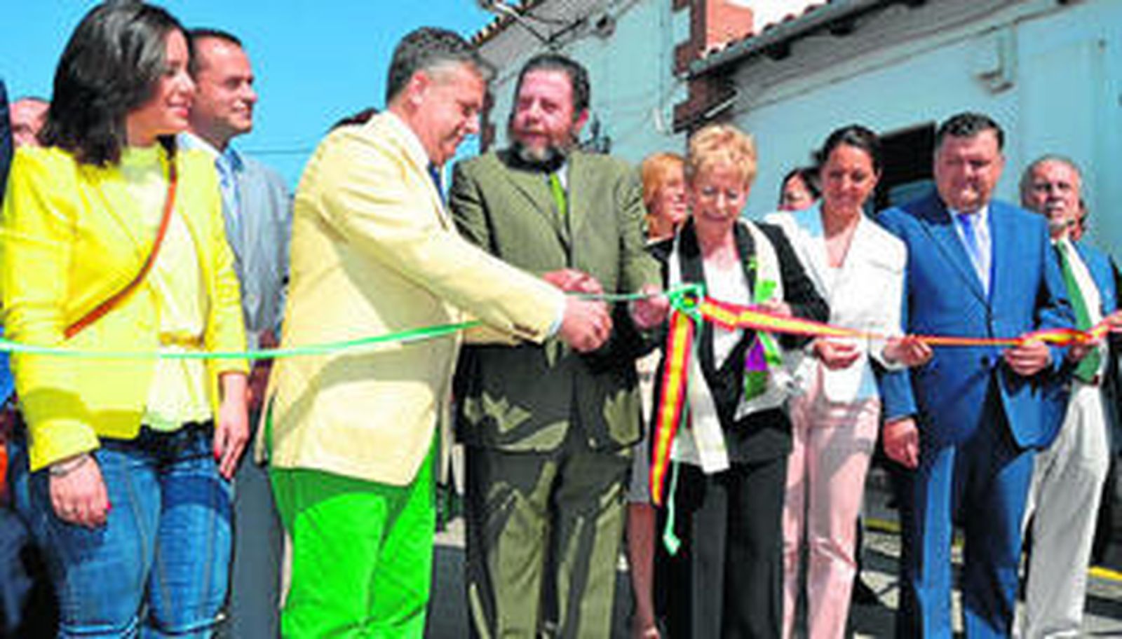 Acto inaugural de la feria, con el corte de la cinta por parte de Sánchez Villaverde, Víboras y Fuentes.