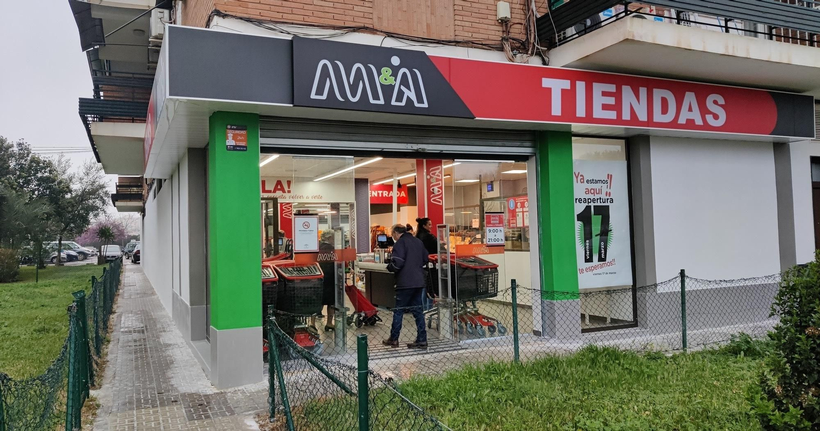 Fachada de la nueva tienda.