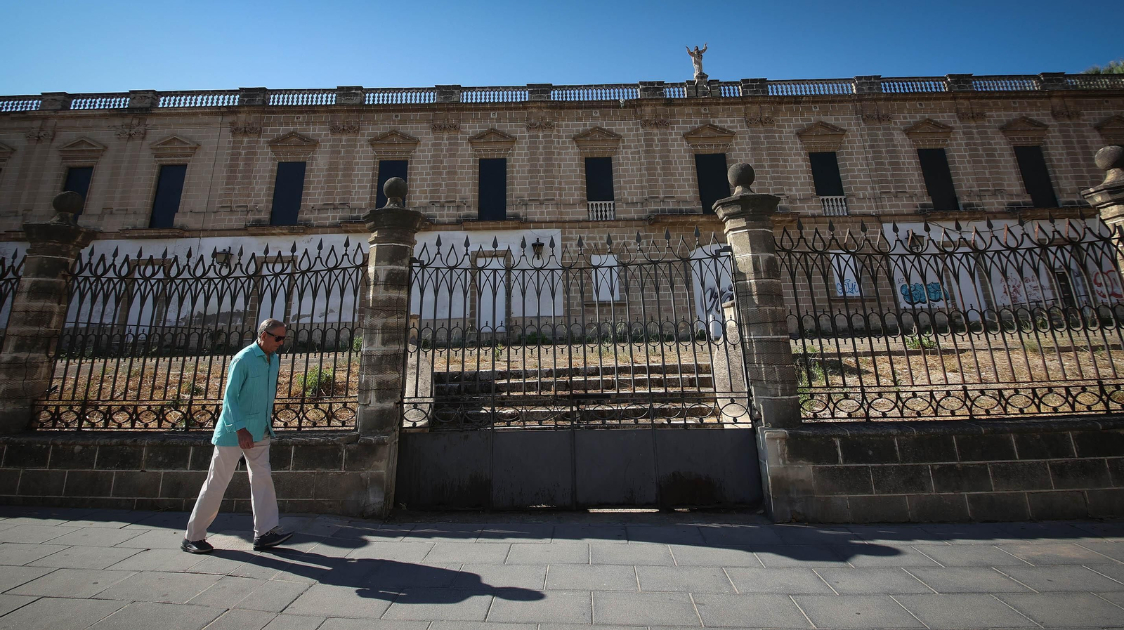 Exterior de la bodega de Díez-Mérito.