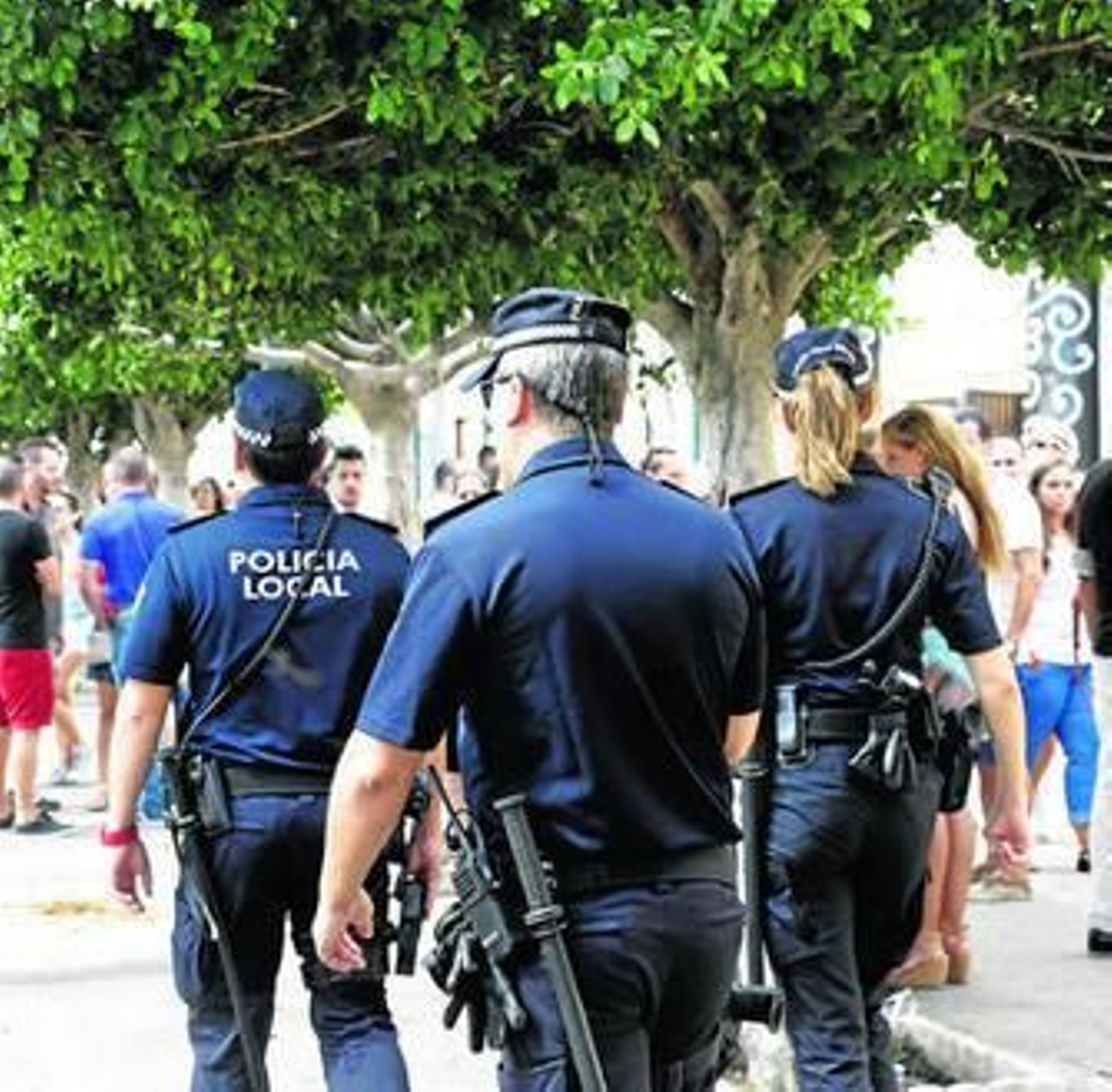 Agentes patrullan en el Real.