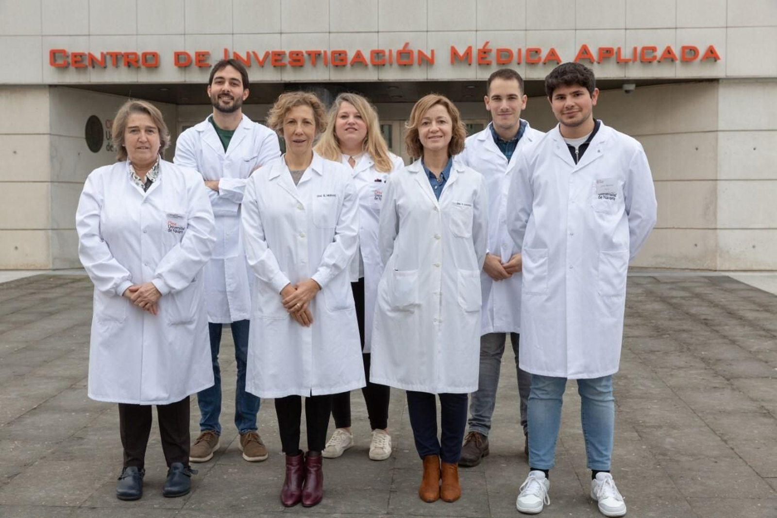 Sandra Hervás (tercera por la izquierda) junto a investigadores del Cima Universidad de Navarra.