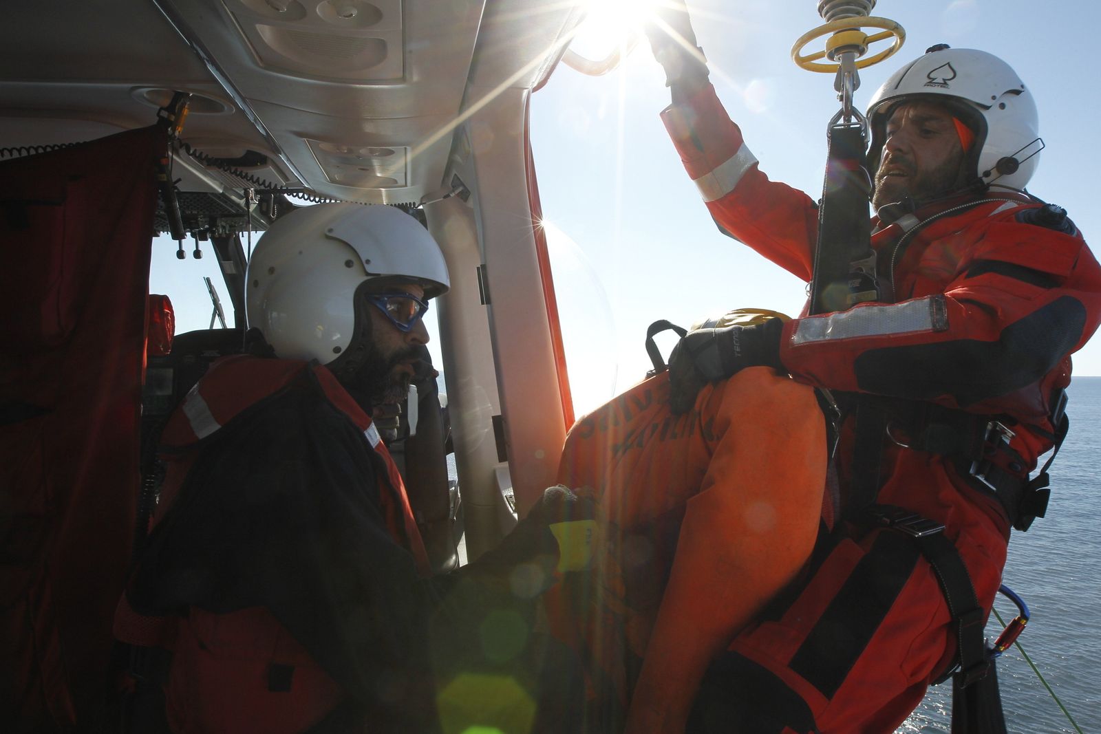 Rescatadores del Helimer 211 durante un ejercicio de rescate.