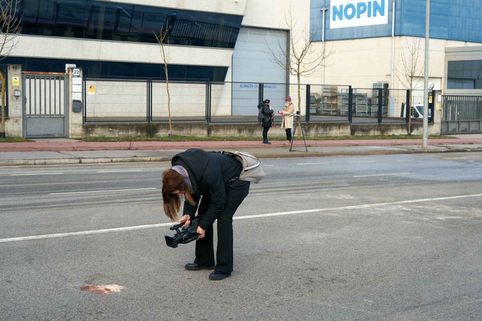 Una periodista graba un vídeo en la zona del accidente.