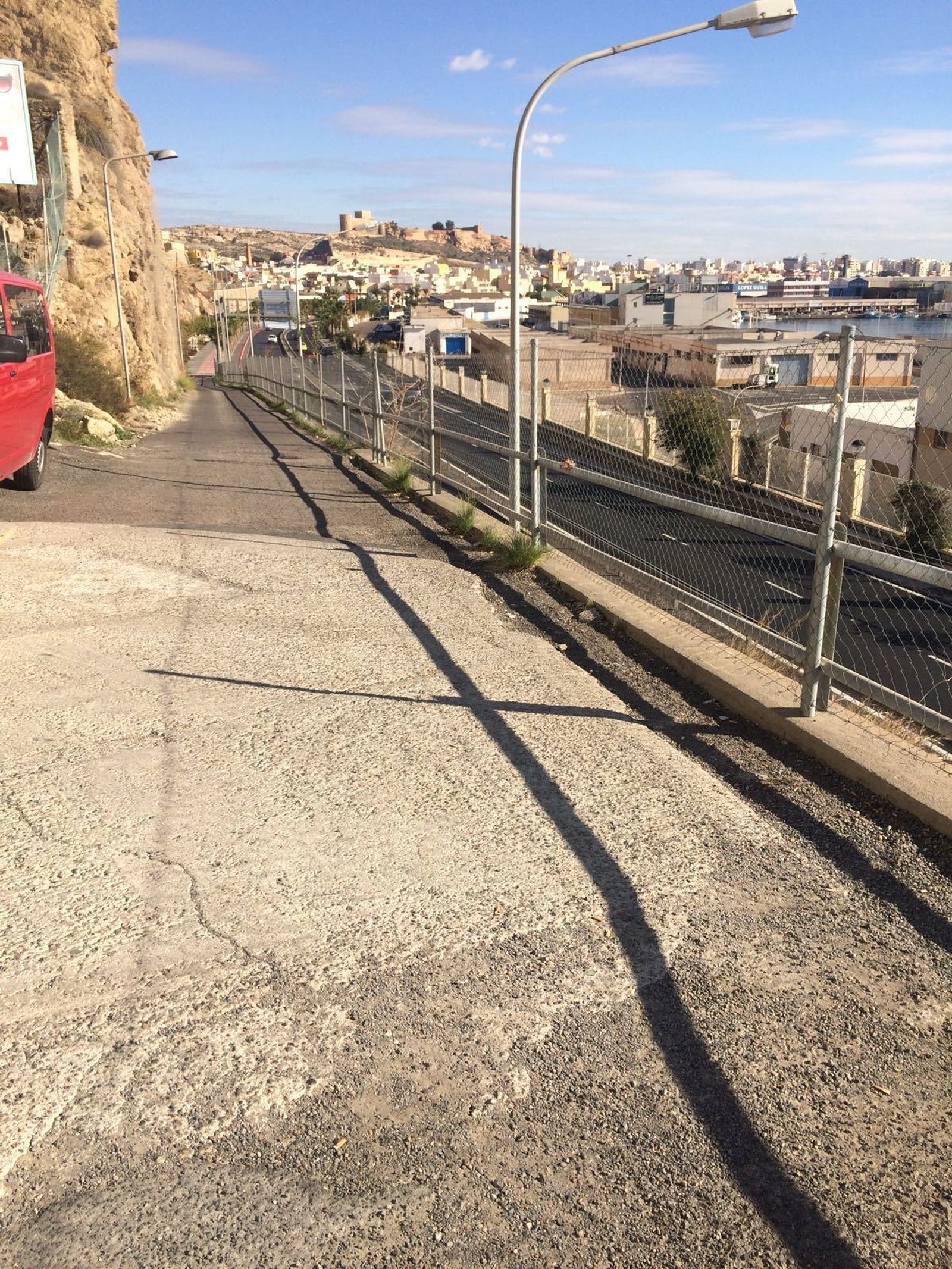 Entre cuestas, piedras y sin plazas de aparcamiento. La odisea de acceder al centro náutico del Ifapa en Almería.